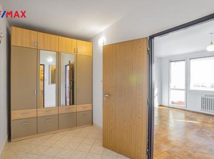 Prostorná předsíň s šatní skříní | Pronájem bytu, 1+kk, 34 m²