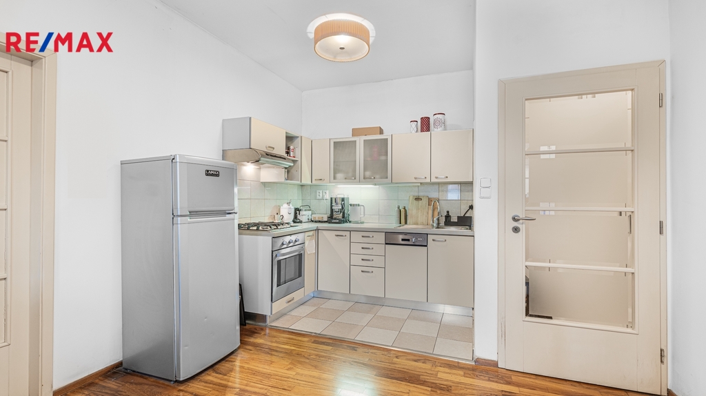 Pohled z obývacího pokoje na kuchyňskou linku