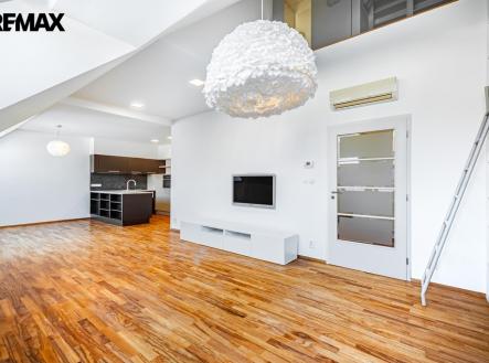 Pohled na obývací pokoj s kuchyňskou linkou | Pronájem bytu, 6+1, 200 m²