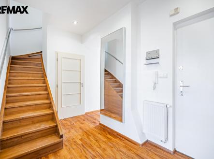 Vstupní předsíň se schodištěm do patra mezonetu | Pronájem bytu, 6+1, 200 m²