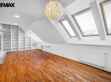 Obývací pokoj s velkou knihovnou | Pronájem bytu, 6+1, 200 m²