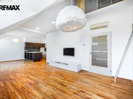 Pohled na obývací pokoj s kuchyňskou linkou | Pronájem bytu, 6+1, 200 m²