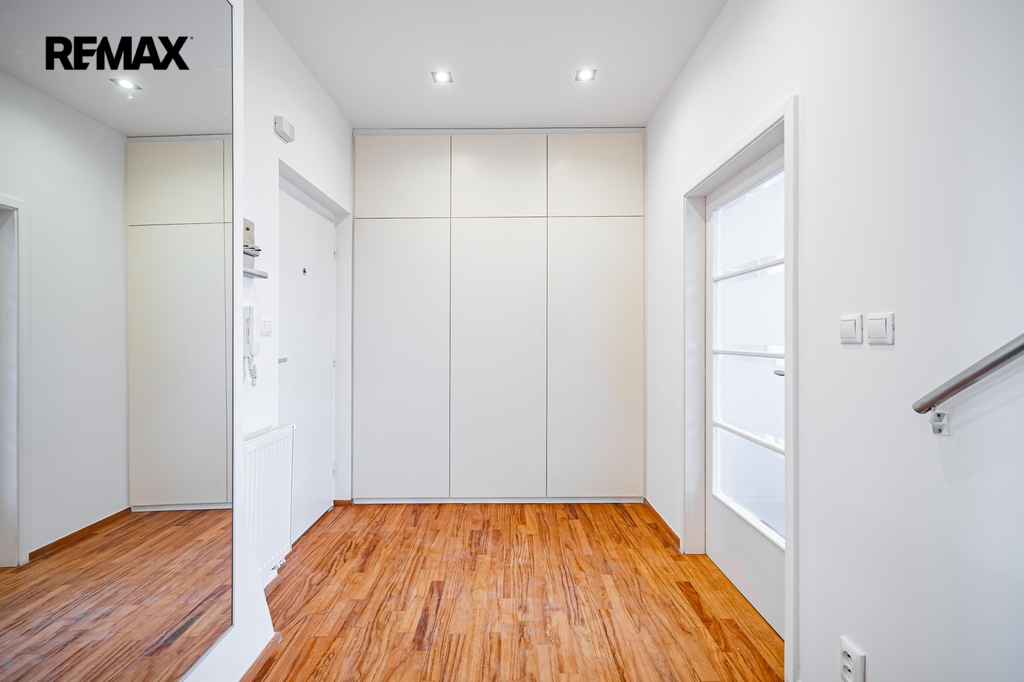 Vstupní předsíň s vestavěnou skříní