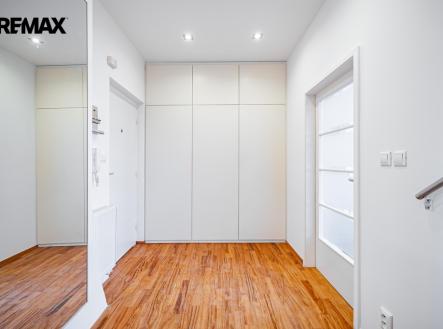 Vstupní předsíň s vestavěnou skříní | Pronájem bytu, 6+1, 200 m²
