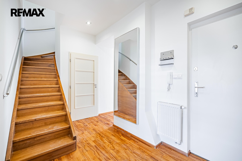 Vstupní předsíň se schodištěm do patra mezonetu