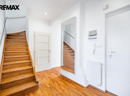 Vstupní předsíň se schodištěm do patra mezonetu | Pronájem bytu, 6+1, 200 m²