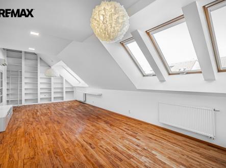 Obývací pokoj s velkou knihovnou | Pronájem bytu, 6+1, 200 m²