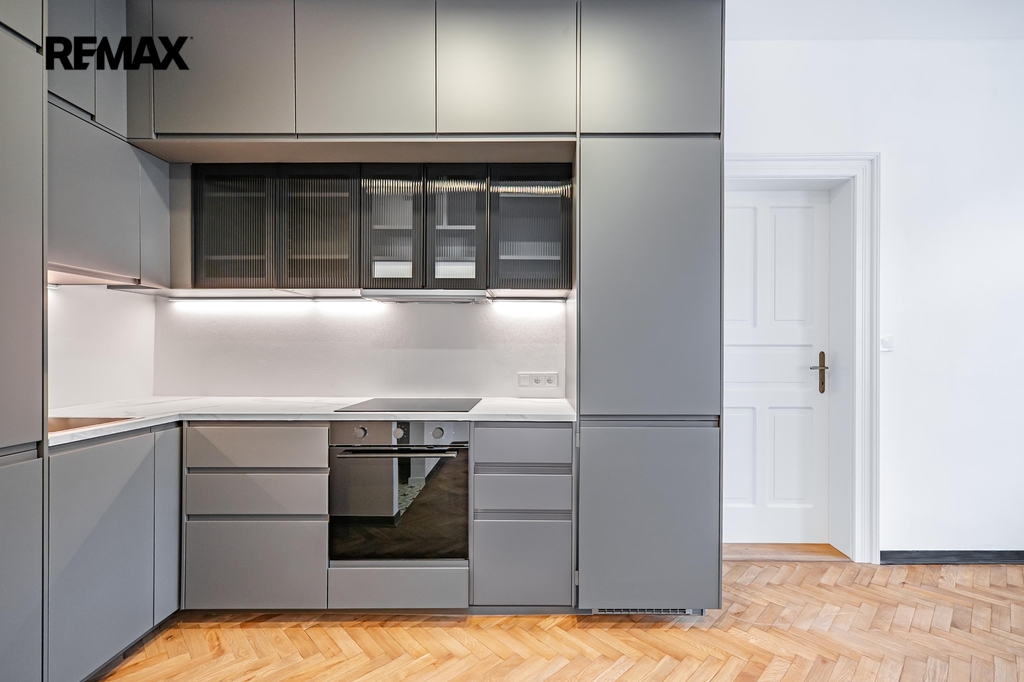 Kuchyňská linka s integrovanými spotřebiči