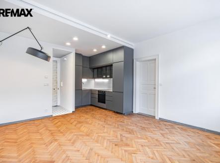 Pohled na kuchyňskou linku a vstupní předsíň | Pronájem bytu, 3+kk, 64 m²