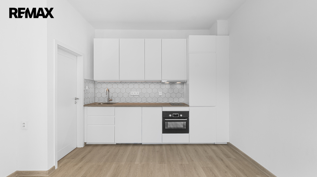 Kuchyňská linka má dostatek úložných prostor