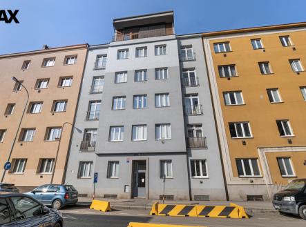 Pohled na dům z ulice | Pronájem bytu, 1+kk, 27 m²