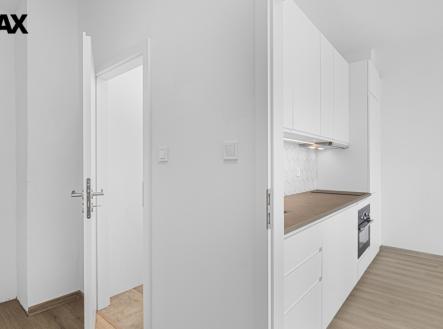 Pohled ze vstupní chodby | Pronájem bytu, 1+kk, 27 m²