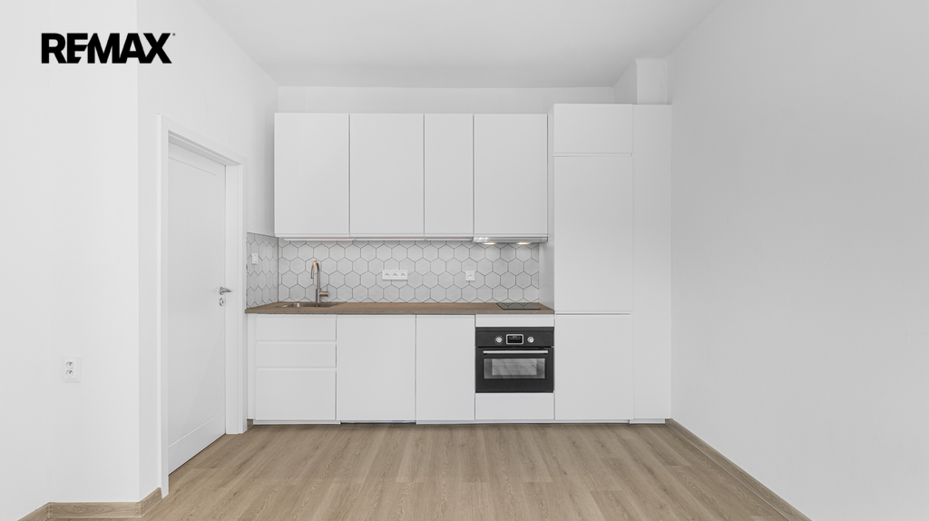 Kuchyňská linka má dostatek úložných prostor