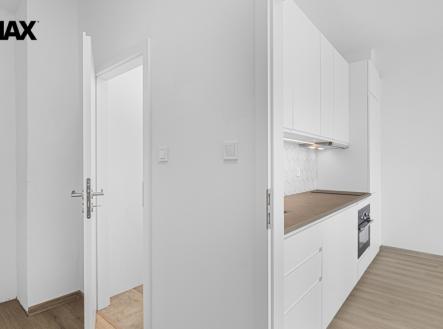 Pohled ze vstupní chodby | Pronájem bytu, 1+kk, 27 m²