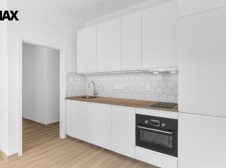 Pohled na kuchyňskou linku a vstupní předsíň | Pronájem bytu, 1+kk, 27 m²