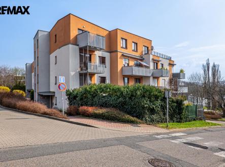 Pohled na dům z ulice | Pronájem bytu, 2+kk, 47 m²