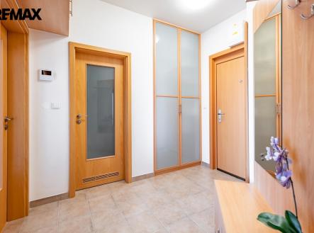 Předsíň disponuje velkým množstvím úložných prostor | Pronájem bytu, 2+kk, 47 m²