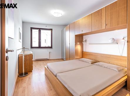 Slunná a prostorná ložnice bytu | Pronájem bytu, 2+kk, 47 m²