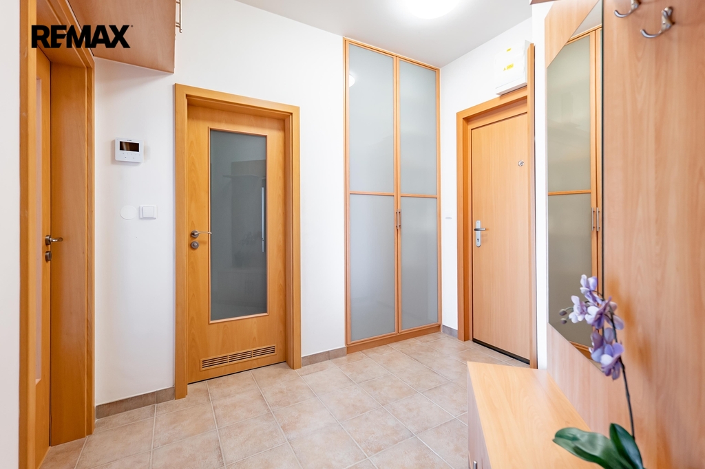 Předsíň disponuje velkým množstvím úložných prostor