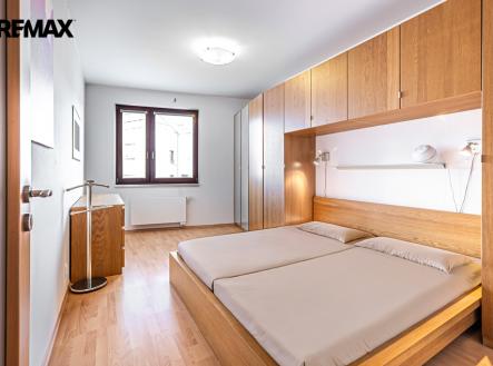 Slunná a prostorná ložnice bytu | Pronájem bytu, 2+kk, 47 m²