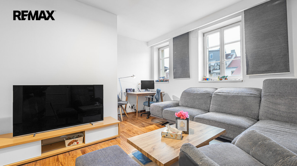 Obývací pokoj má okna do klidného vnitrobloku