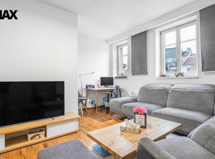 Obývací pokoj má okna do klidného vnitrobloku | Pronájem bytu, 2+kk, 50 m²