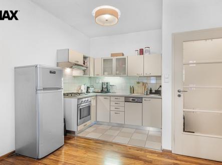 Pohled z obývacího pokoje na kuchyňskou linku | Pronájem bytu, 2+kk, 50 m²