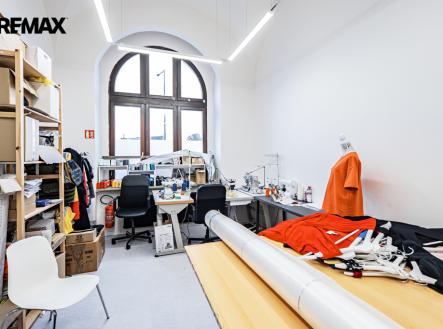 p1711129-1.jpg | Pronájem - obchodní prostor, 286 m²