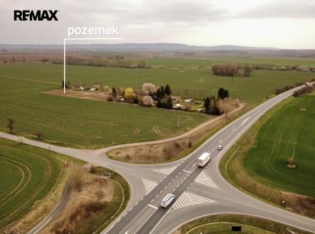 Pohled z hlavní křižovatky | Prodej - pozemek, zahrada, 306 m²