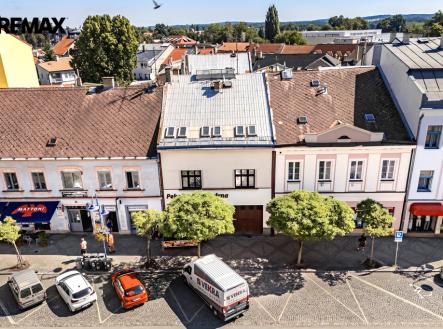 Pohled na dům z dronu z hlavní ulice | Prodej - dům/vila, 1 020 m²