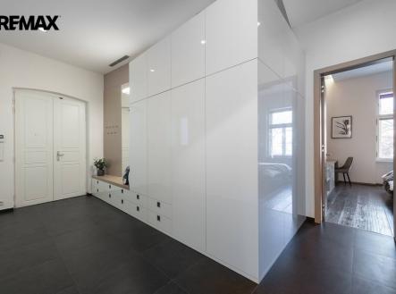 Prostorná předsíň s vestavěnými skříněmi | Pronájem bytu, 3+kk, 119 m²
