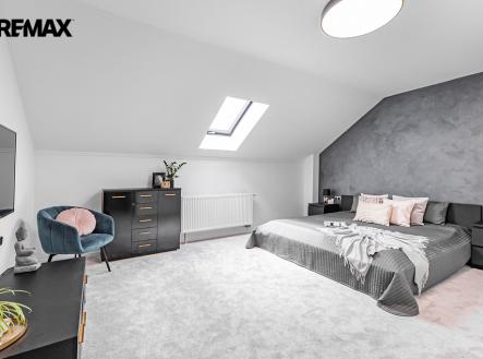 hlavní ložnice v patře | Prodej - dům/vila, 246 m²