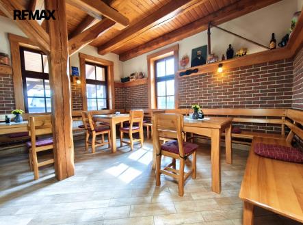 Interiér hospody s posezením | Pronájem - restaurace, 100 m²