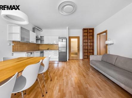 Obývací pokoj s kuchyňskou linkou | Pronájem bytu, 2+kk, 71 m²