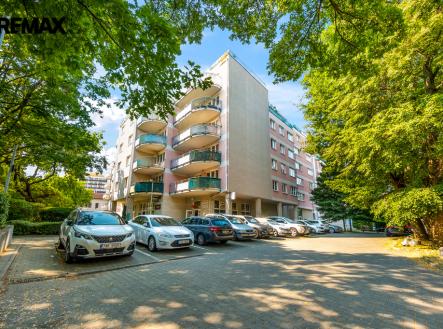 Pohled na dům z ulice | Pronájem bytu, 2+kk, 71 m²