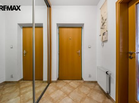 Vstupní předsíň s vestavěnou skříní | Pronájem bytu, 2+kk, 71 m²