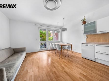 Obývací pokoj bytu, na který navazuje rozlehlá terasa | Pronájem bytu, 2+kk, 71 m²