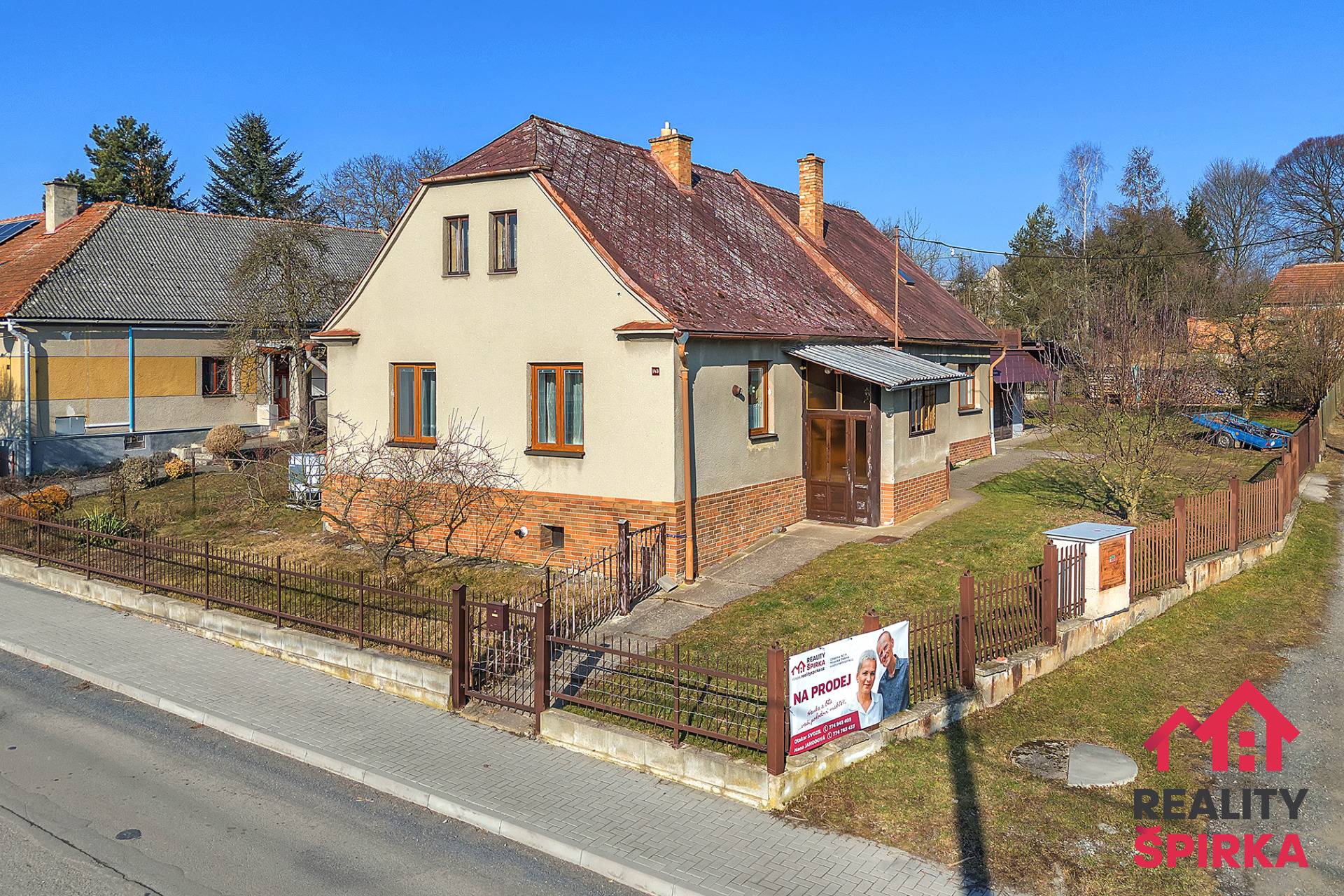 Prodej domu 4+1 s garážemi a pergolou, pozemek 870 m2, Staré Město, okres Svitavy