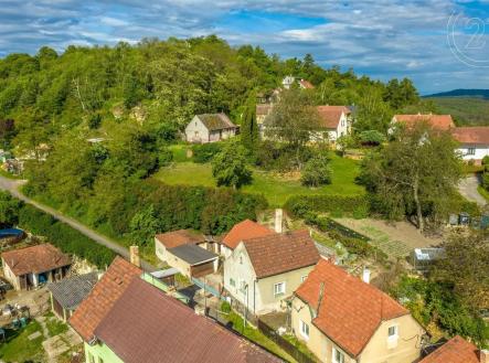 venkovní obytný prostor s rezidenční pohled a pohled na lesy | Prodej - dům/vila, 85 m²