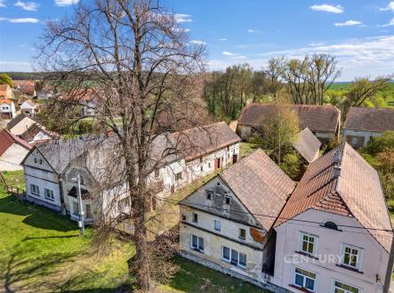 Historický venkovský dům se šikmou střechou, obklopený zelení, ideální pro rekonstrukci. Klidná lokalita s krásným výhledem na krajinu. | Prodej - dům/vila, 237 m²
