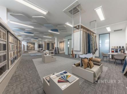 Obchodní prostor s moderním designem, světlé osvětlení a kobercové vzory. Vhodné pro showroom s optimálním využitím prostoru. | Pronájem - kanceláře, 66 m²