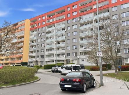 Vícepodlažní bytový dům s balkony, moderní fasáda, městské prostředí. | Pronájem bytu, 3+1, 81 m²