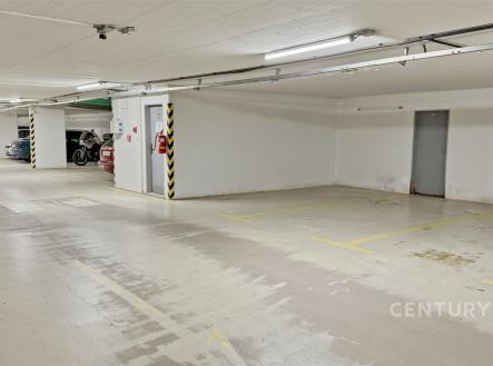 Podzemní parkovací stání s hladkou betonovou podlahou, zabezpečené prostředí, dostatek místa pro pohodlné parkování. | Pronájem bytu, 3+1, 81 m²
