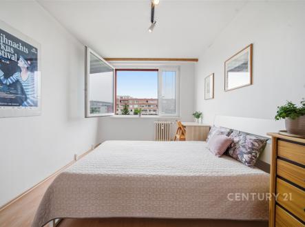 Světlá ložnice s parketovou podlahou, velkými okny a moderním nábytkem, poskytuje útulné a příjemné prostředí. | Pronájem bytu, 3+1, 81 m²