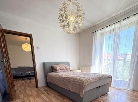 Prostorná ložnice, parketová podlaha, velká okna, moderní osvětlení, slunná atmosféra, přístup na balkon, světlé stěny, kvalitní materiály | Prodej bytu, 2+1, 59 m²