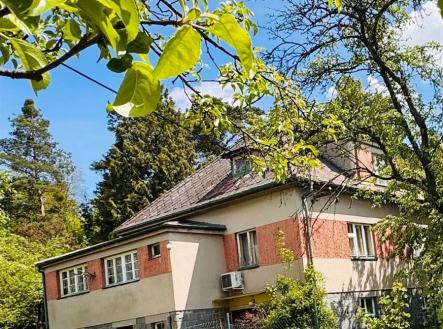 Rodinný dům s cihlovou a kamennou fasádou, nová střecha a udržovaná zahrada, klidná lokalita obklopená zelení a vzrostlými stromy. | Pronájem - dům/vila, 100 m²