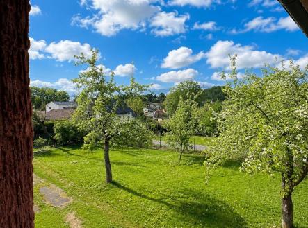 Výhled z okna na udržovanou zahradu s ovocnými stromy, ideální pro relaxaci. Poklidná lokalita, ideální pro rodinné bydlení. | Pronájem - dům/vila, 100 m²