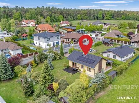 Rodinný dům s moderními solárními panely na střeše, obklopený upravenou zahradou a zelení, nachází se v klidné rezidenční oblasti. | Prodej - dům/vila, 67 m²