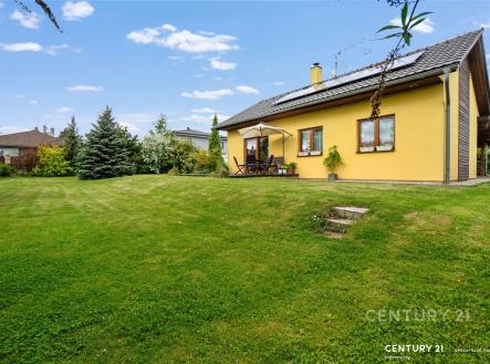 Zahrada s terasou, prostorný rodinný dům, udržovaný trávník, klidná lokalita, moderní fasáda, venkovní posezení. | Prodej - dům/vila, 67 m²