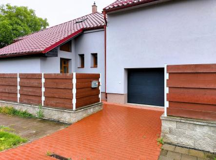 Vstup a vjezd | Prodej - dům/vila, 243 m²